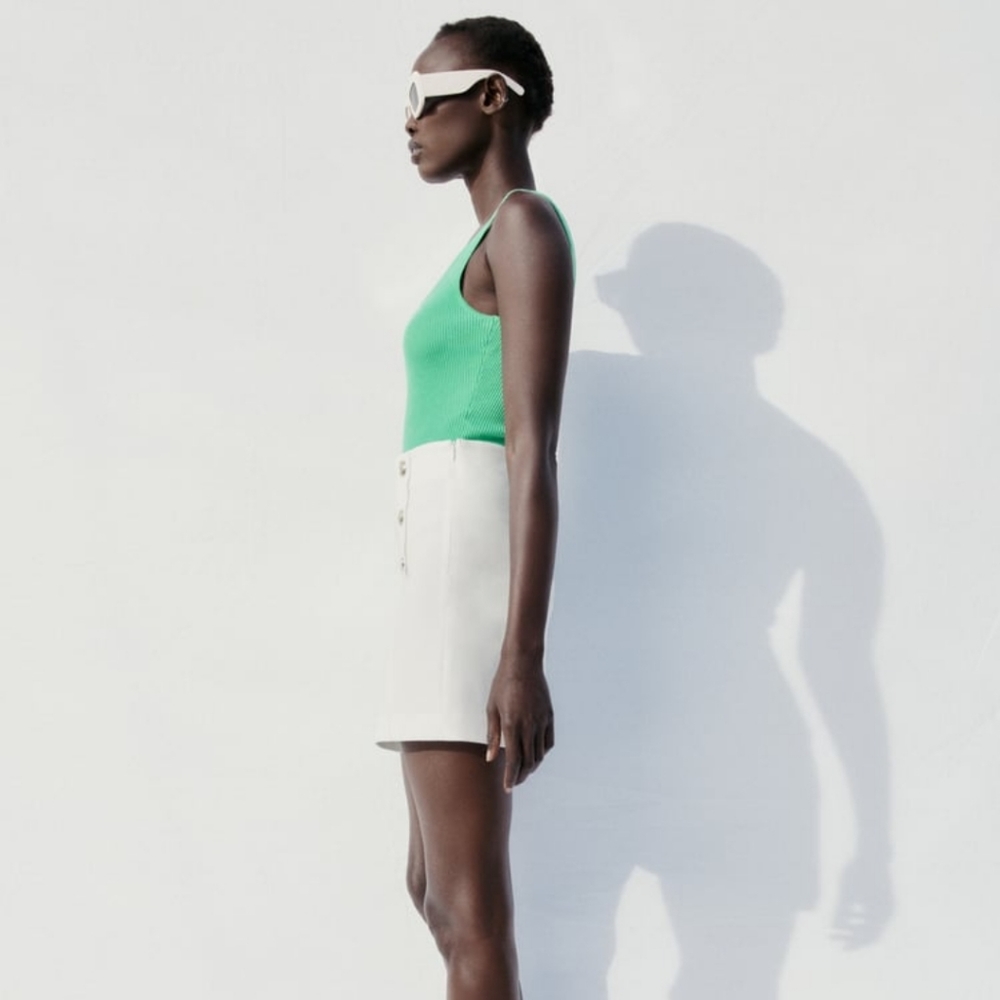 Zara high waisted shorts with gold buttons - Picture 2 of 7